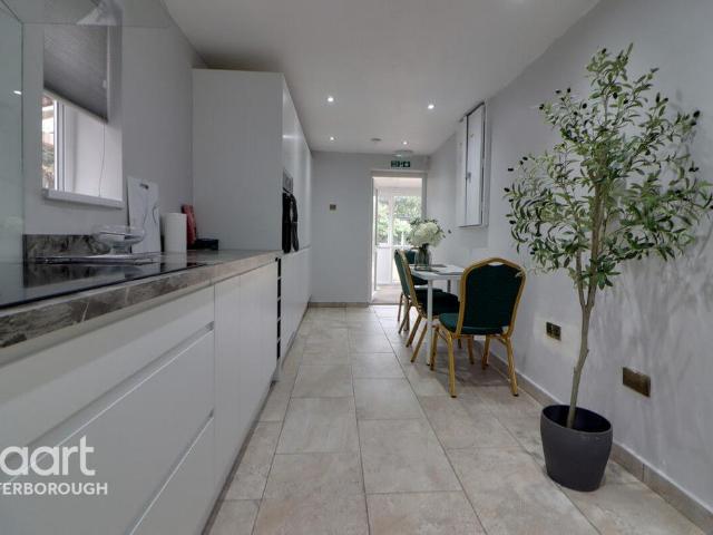 Poplar Avenue, PETERBOROUGH 3 bed semi detached house to rent £1,250 pcm £288 pw