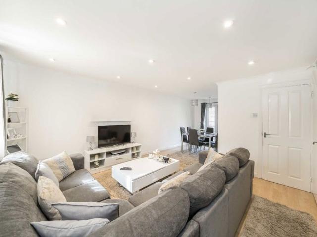 Poplar Grove, N11, London