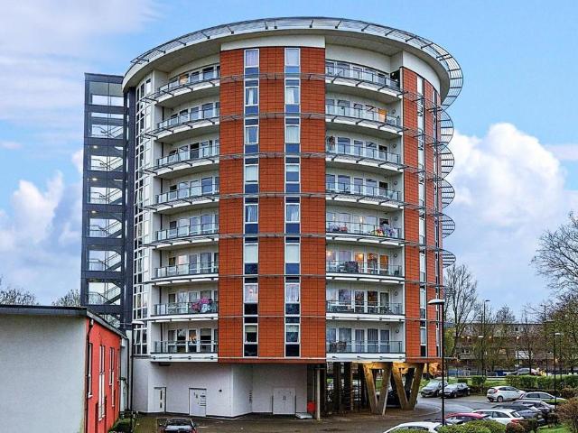 Poplar Place, London 2 bed flat to rent £1,700 pcm £392 pw