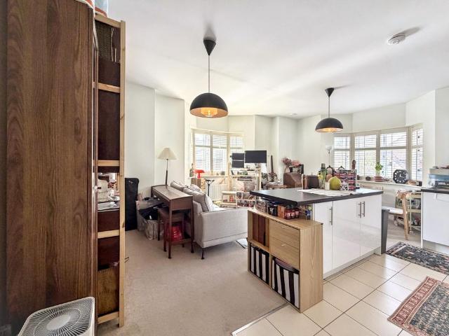 Poplar Road, Esher, KT10