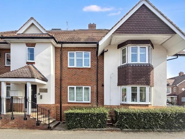 Poplar Road, Esher, KT10 2 bed flat to rent £1,950 pcm £450 pw