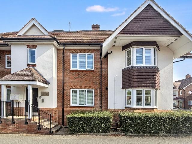 Poplar Road, Esher KT10, 2 bed flat to rent, £1,950 pcm | PrimeLocation