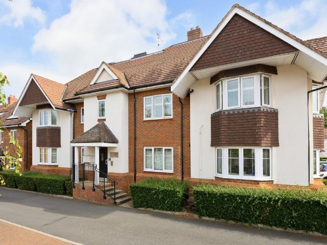 Poplar Road, Esher, Surrey KT10, 2 bed flat to rent, £1,950 pcm | PrimeLocation