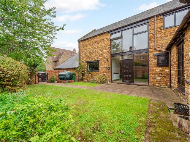 Poplars Close, Blakesley, Towcester. 4 bed barn conversion to rent £2,000 pcm £462 pw