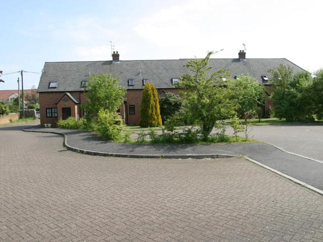 Poplars Close, Stone 2 bed ground floor flat to rent £1,100 pcm £254 pw