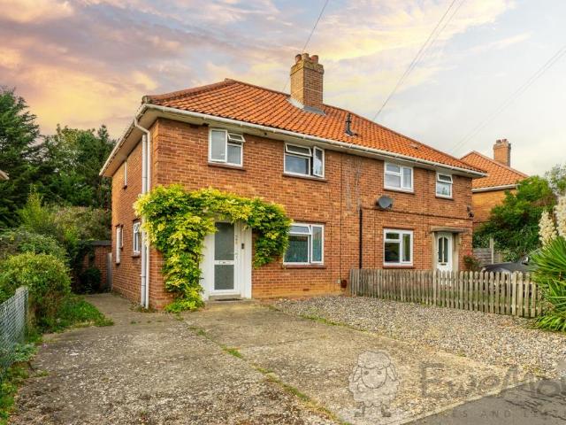 Pople Street, Wymondham, Norfolk, NR18 3 bed semi detached house to rent £1,325 pcm £306 pw