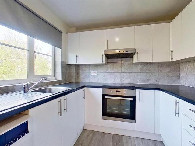 Poppy Close Hackbridge 2 bed flat to rent £1,600 pcm £369 pw