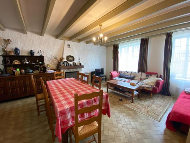 PORTBAIL SUR MER. Plein bourg, face au havre, très agréable maison en pierres