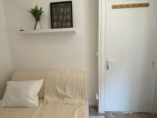 PORTE DE DOUAI studio meublé de 9.31m²