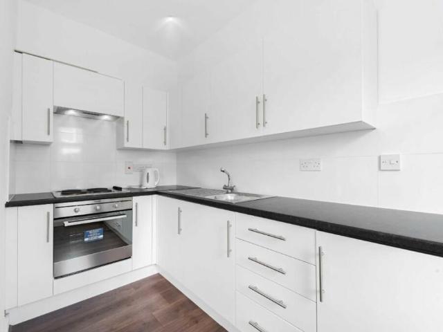 Porten Road, London W14 1 bed flat to rent £2,100 pcm £485 pw