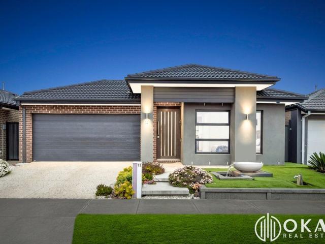 Porter Davis Built Stunner / Display Quality / Walking to Shopping Centre / Public Transport / Schools & Childcare!