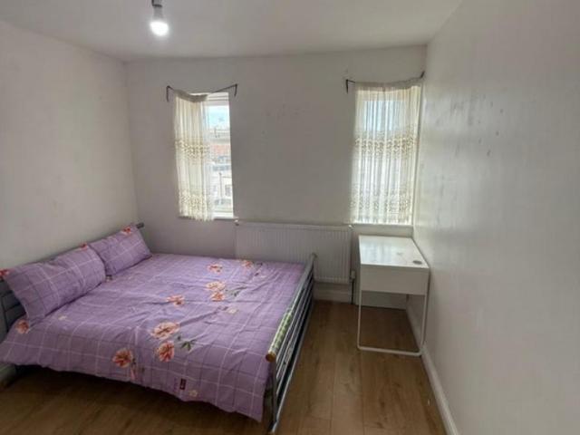 Porters Avenue, Dagenham RM9 2 bed flat to rent £1,750 pcm £404 pw