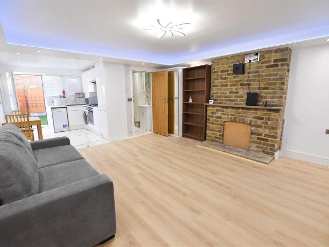 Porters Way, West Drayton UB7, Studio to rent, £1,300 pcm | PrimeLocation