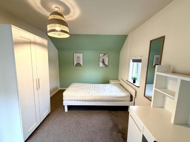 Portersfield Road 1 bed in a house share to rent £560 pcm £129 pw
