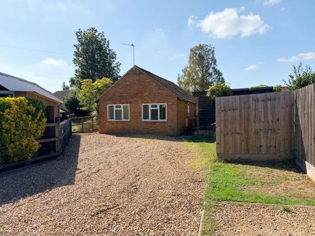 Portfields Road, Newport Pagnell MK16, 2 bed detached bungalow to rent, £1,400 pcm | PrimeLocation