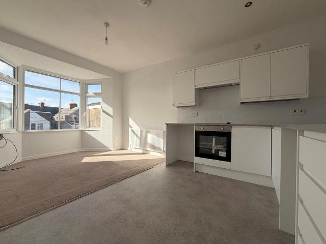 Porthcawl CF36 1 bed flat to rent £725 pcm £167 pw