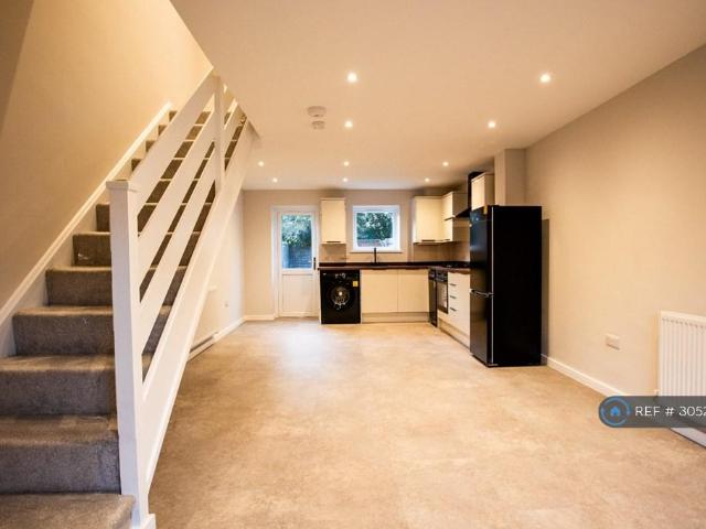 Porthcawl Green, Milton Keynes, MK4 2 bed terraced house to rent £1,450 pcm £335 pw