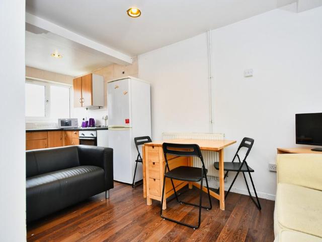 Portia Way, Off Burdett Road, Mile. 4 bed maisonette to rent £3,000 pcm £692 pw