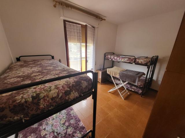 Porto Potenza Picena nord, rione Musicisti, si affitta un ampio appartamento con sala, cucina, 2 camere grandi, 2 bagni, balconi. Completamente ammobiliato. A 150 mt dal mare. Solo per persone referenziate almeno 2 contratti di lavoro fissi. Euro 650 me