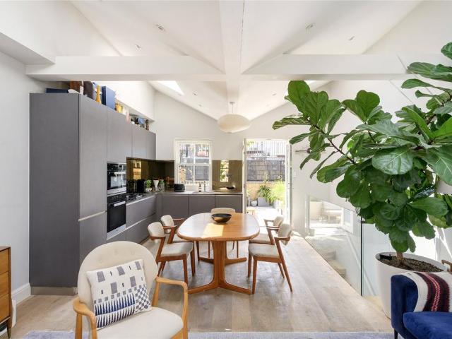 Portobello Road, London, W11 2 bed apartment to rent £13,000 pcm £3,000 pw