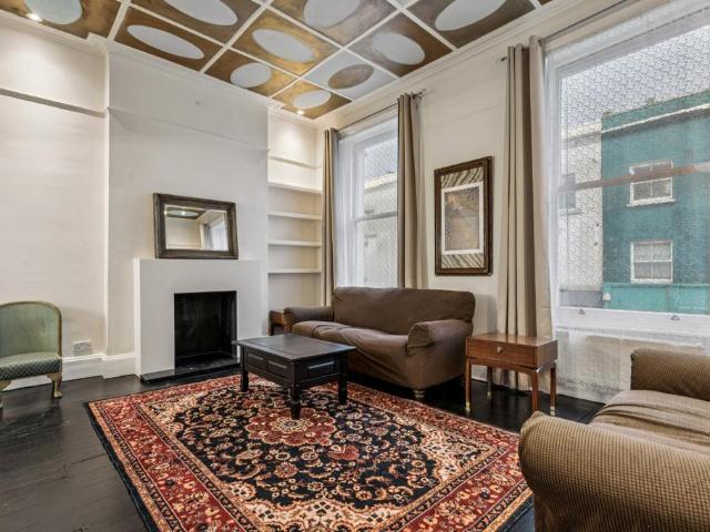 Portobello Road, London, W11 3 bed flat to rent £3,500 pcm £808 pw