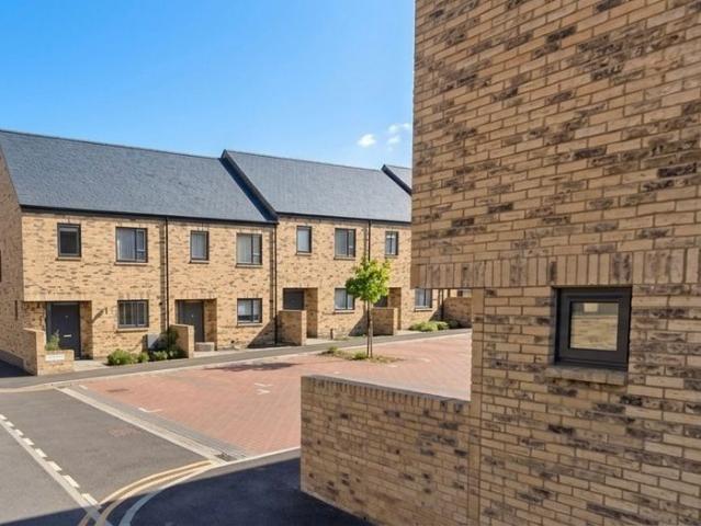 Portland Drive, Merstham, Redhill RH1, 2 bed property to rent, £1,900 pcm | PrimeLocation