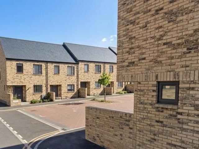 Portland Drive, Merstham, REDHILL 2 bed house to rent £1,900 pcm £438 pw