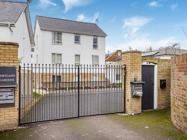 Portland Gardens, Cheltenham. 2 bed penthouse to rent £1,450 pcm £335 pw