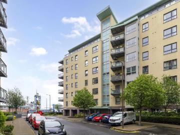 Portland Gardens, Edinburgh 3 bed penthouse to rent £2,400 pcm £554 pw