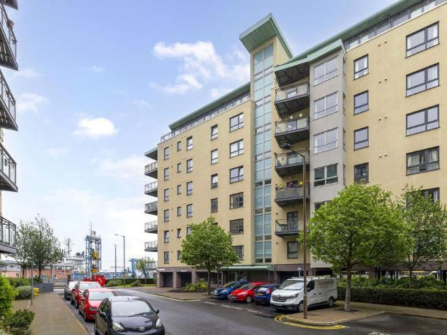 Portland Gardens, Edinburgh 3 bed penthouse to rent £2,250 pcm £519 pw