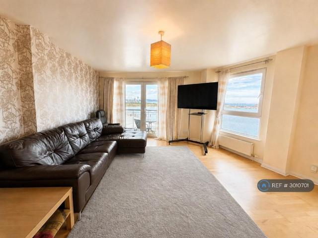 Portland Gardens, Edinburgh, EH6 3 bed flat to rent £1,950 pcm £450 pw