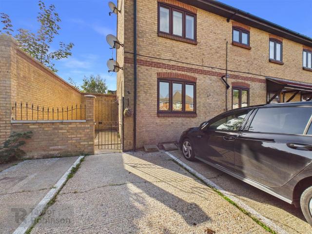 Portland Road, Dorking, Surrey. RH4, 1 bed maisonette to rent, £1,400 pcm | PrimeLocation