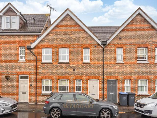 Portland Road, East Grinstead RH19 3 bed terraced house to rent £1,800 pcm £415 pw