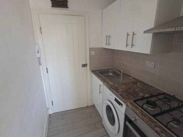 Portland Road, London SE25, Studio to rent, £950 pcm | PrimeLocation