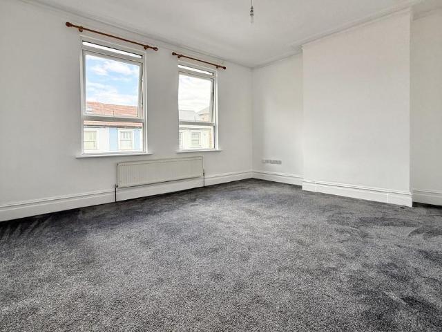 Portland Road, South Norwood 3 bed flat to rent £1,825 pcm £421 pw