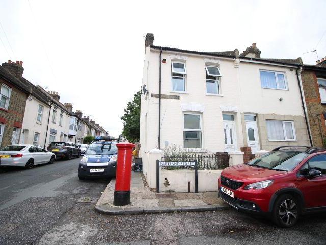 Portland Street, Chatham 3 bed terraced house to rent £1,250 pcm £288 pw