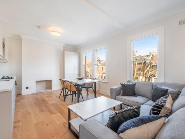 Portnall Road London W9 3 bed flat to rent £3,950 pcm £912 pw