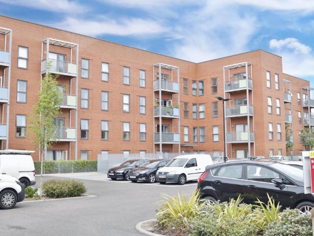 Portsmouth, Cross Street Part Furnished 3 bed apartment to rent £1,650 pcm £381 pw