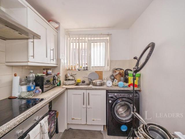 Portsmouth, PO1 2 bed flat to rent £1,075 pcm £248 pw