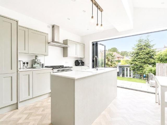 Portsmouth Road, Cobham, Surrey, KT11 2 bed end of terrace house to rent £2,500 pcm £577 pw