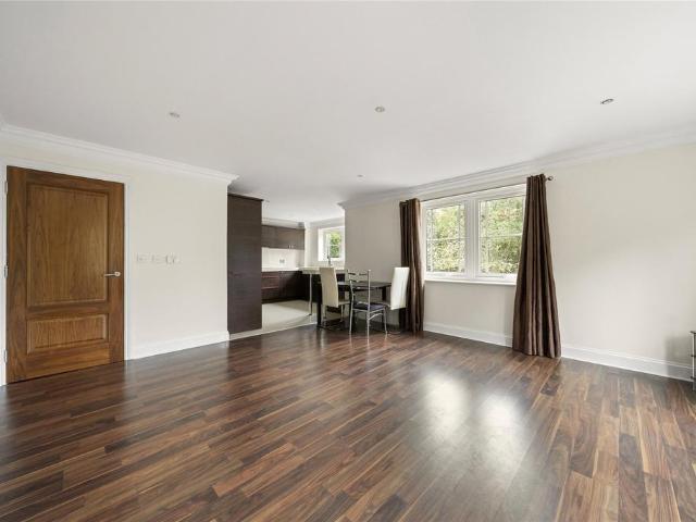 Portsmouth Road, Esher, Surrey, KT10 2 bed flat to rent £2,500 pcm £577 pw