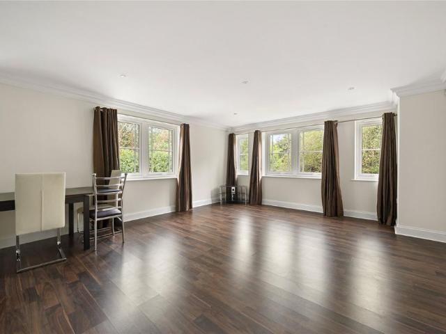 Portsmouth Road, Esher, Surrey, KT10 2 bed flat to rent £2,500 pcm £577 pw
