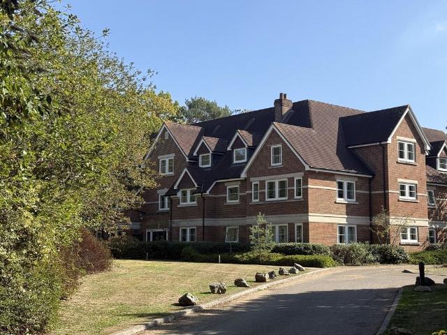 Portsmouth Road, Esher, Surrey KT10, 2 bed flat to rent, £2,500 pcm | PrimeLocation
