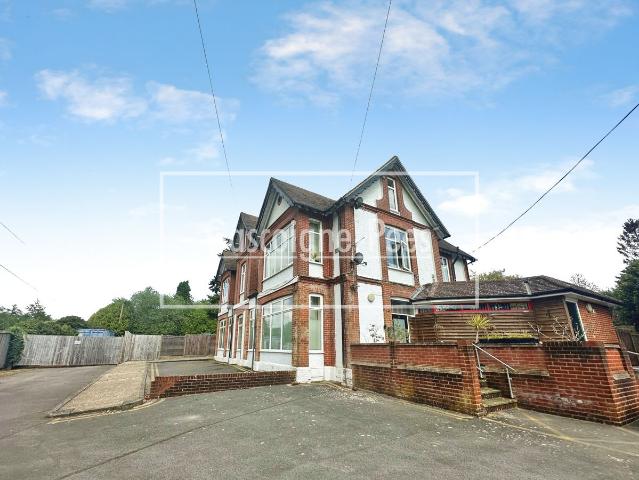 Portsmouth Road, Hindhead GU26, 2 bed flat to rent, £1,250 pcm | PrimeLocation