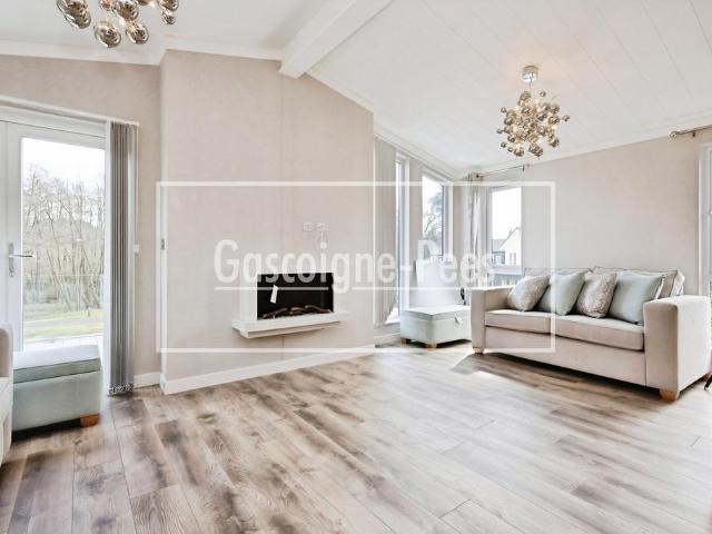 Portsmouth Road Warren Park. 2 bed property to rent £1,850 pcm £427 pw