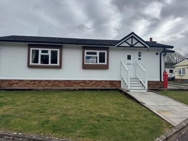 Portsmouth Road, Thursley, Godalming, Surrey GU8, 2 bed detached bungalow to rent, £1,800 pcm | PrimeLocation