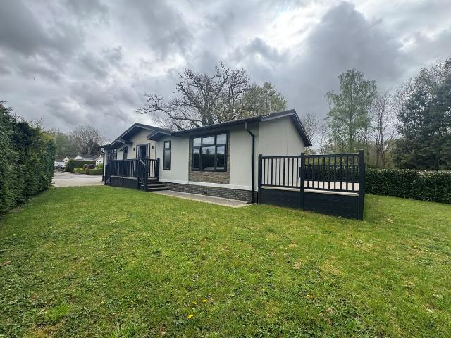 Portsmouth Road, Thursley, Godalming, Surrey GU8, 2 bed detached bungalow to rent, £1,900 pcm | PrimeLocation