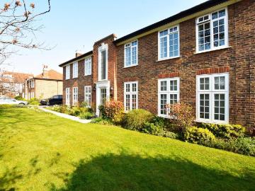 Portsmouth Road, Thames Ditton, KT7 2 bed flat to rent £1,700 pcm £392 pw