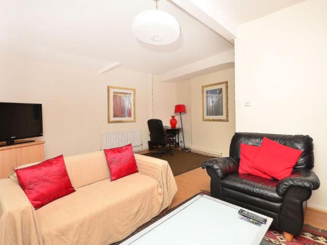 Portpool Lane, Farringdon, London, EC1N 3 bed flat to rent £3,801 pcm £877 pw