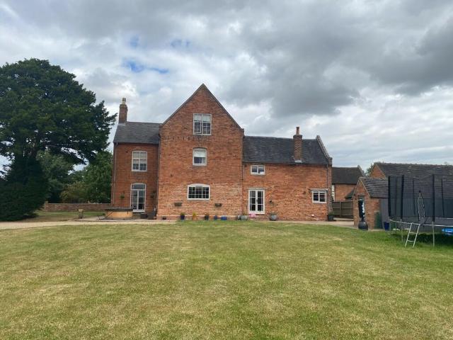 Portway Lane, Tamworth, B79 5 bed farm house to rent £2,800 pcm £646 pw